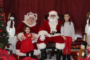 2016-christmas-village-pictures-with-santa-10
