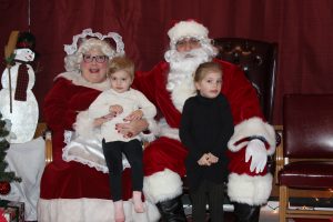 2016-christmas-village-pictures-with-santa-14